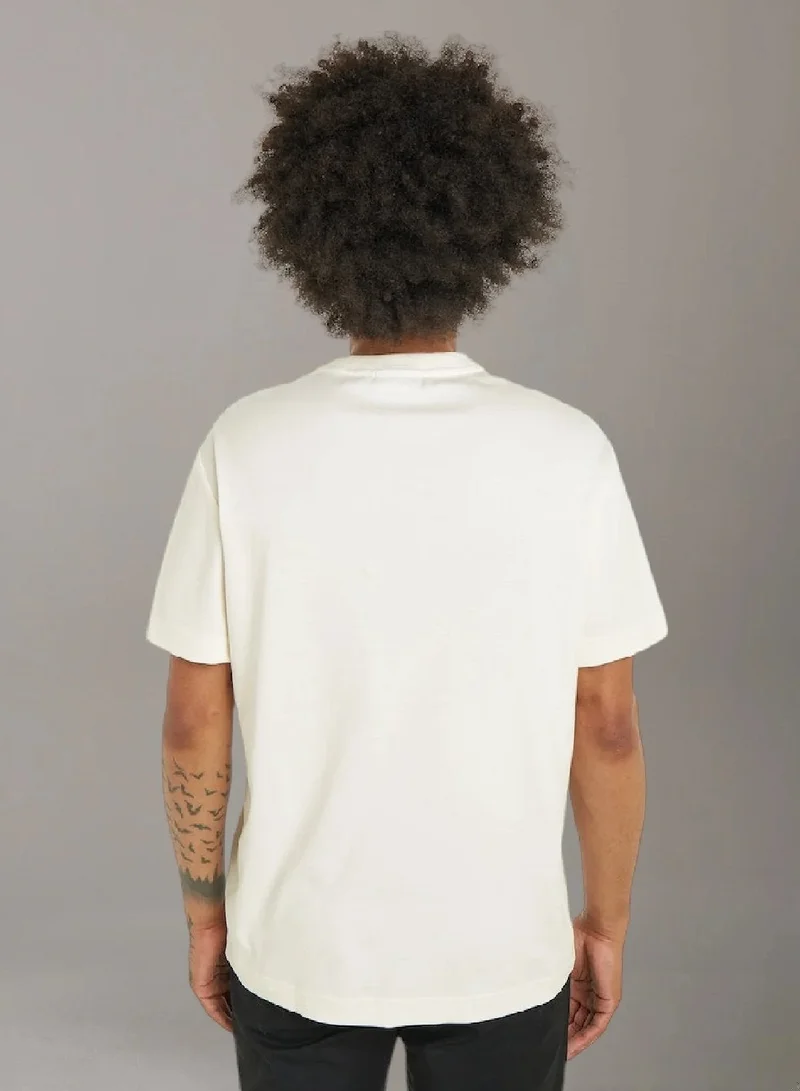 كالفن كلاين تيشرت من القطن مزين بشعار كلفن كلاين